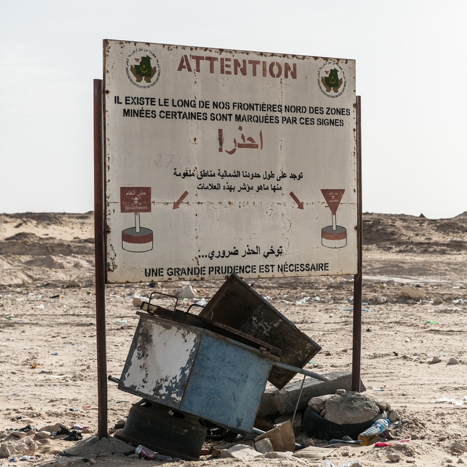 beyond-africa-surf-movie_beyond_mauritania_crossing_border_13_c_lupi_spuma.jpg