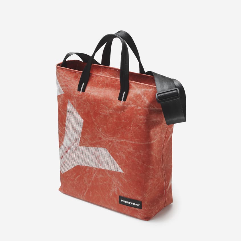 FREITAG Taschenunikate und Accessoires aus ausgedienten LKWPlanen und vollkompostierbare